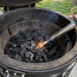 Hoe steek je houtskool het snelst aan in een kamado?