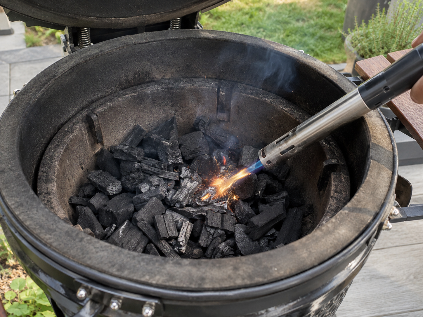 Hoe steek je houtskool het snelst aan in een kamado?